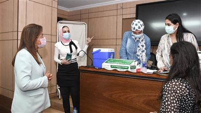 وزيرة التخطيط تتفقد تلقي العاملين لقاح كورونا