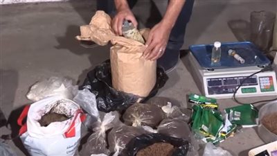 ضبط عامل يدير مسكنه لتصنيع المواد المخدرة بشبرا الخيمة