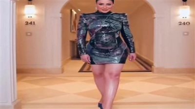 بوسي تستعرض جمالها بإطلالة جذابة وأنيقة (فيديو)