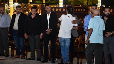 محمد رمضان يستقبل عزاء أم زوجته من مسجد الشرطة (صور)