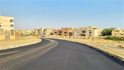 بالصور | لرفع الكفاءة.. تنفيذ 10 كم طبقة أسفلت للطرق بحي النادي بمدينة الشروق 