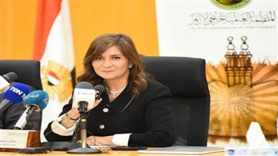 بالصور | نبيلة مكرم تشارك في ندوة 