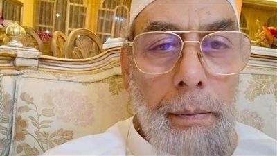 رواد السوشيال يتداولون صورة للفنان أحمد بدير باللحية والرداء الأبيض