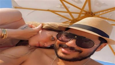 ياسمين الخطيب تتألق على البحر مع زوجها (صورة)