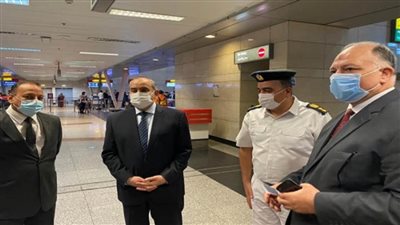 بالصور | وزير الطيران يقوم بجولة مفاجئة بمبنى الركاب 2و3 بمطار القاهرة