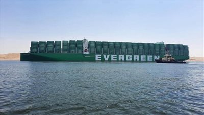 بالصور | أكبر سفينة حاويات في العالم.. قناة السويس تشهد عبور 