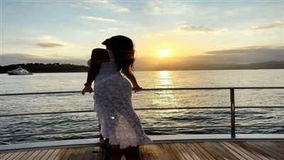 ياسمين صبري تستمتع بغروب الشمس بإطلالة جريئة (صورة)