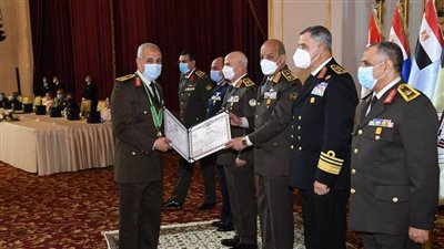 وزير الدفاع يكرم قادة القوات المسلحة المحالين للتقاعد