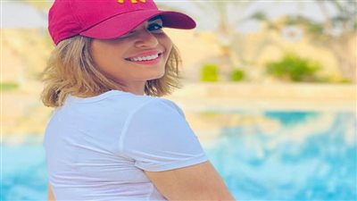 شاهد| منة فضالي تُغازل معجبيها بصورة جديدة 