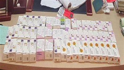 جمارك مطار القاهرة تضبط راكبا بحوزته كمية كبيرة من الأقراص المخدرة