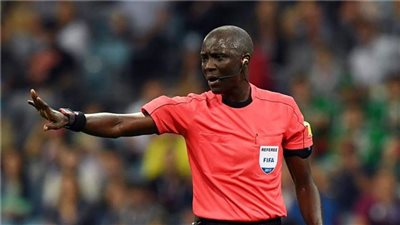 طاقم تحكيم جامبي لإدارة مباراة مصر والجابون غدًا