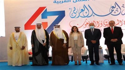 بالصور | لجهودهم في خدمة مجتمع العمل العربي المشترك.. درع العمل العربية لـ 