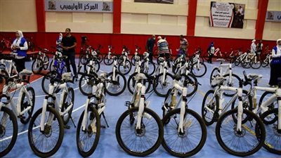 بالصور | وزير الرياضة يُسلم دراجات المرحلة الثالثة لـ