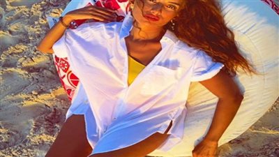 صور| زينة تتألق في أحدث ظهور لها على الشاطىء