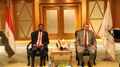 بالصور | سعفان يبحث مع وزير العمل الصومالي سبل تعزيز التعاون بين الجانبين