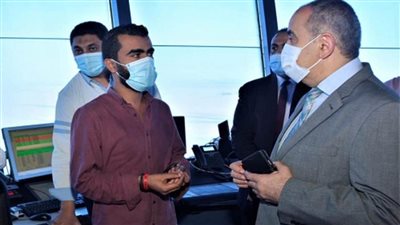 بالصور | وزير الطيران يتفقد برج مراقبة مطار القاهرة ويشيد بأداء المراقبين الجويين 