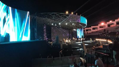 بالصور| الجمهور يتوافد لحضور حفل نانسي عجرم بالمسرح الروماني.. والفرقة الموسيقية تُجري «البروفة»