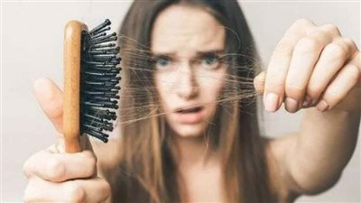 دراسة تكشف أسباب تساقط الشعر المضاعف عند الإصابة بكورونا