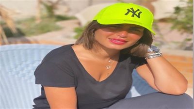 شاهد| أشعة الشمس تُبرز جمال منة فضالي (صور)