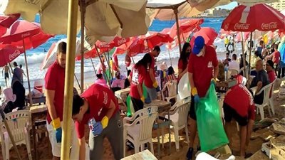 بالصور | البيئة تنفذ أكبر حملة لتنظيف الشواطئ بالإسكندرية 