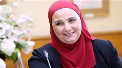 بالصور | وزيرة التضامن توجه بإنقاذ فتاة جامعية عشرينية تفترش الرصيف بالبحر الأحمر