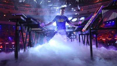 أول موسيقار مصري يعزف على 24 آلة في ضيافة عمرو أديب