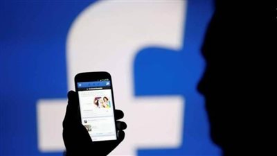 السجن 6 سنوات لعامل عرض ابنته للبيع عبر فيس بوك