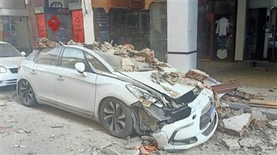 بالصور تحطم سيارة بشكل كامل إثر إنهيار بلكونة إحدى العقارات ببورسعيد