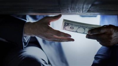 إحالة تاجر ومحامي ومقاول للمحاكمة بتهمة عرض رشوة على مدير حي النزهة