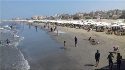 شاطئ بورسعيد يرفع الرايات السوداء ويحظر نزول البحر اليوم وغدا لسوء الطقس