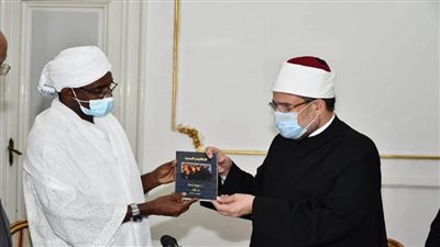 بالصور | ‏وزير الأوقاف السوداني يهدي نظيره المصري درع وزارة الأوقاف السودانية 