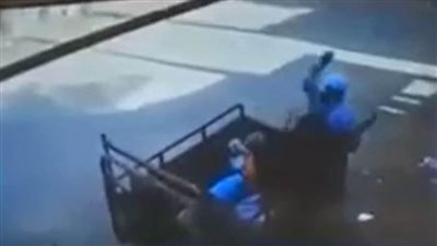 شاهد بالفيديو.. لحظة ذبح جزار زوجته وطعنها في الشارع بالفيوم