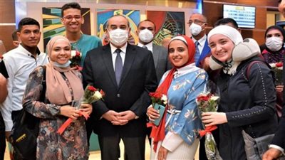 بالصور | خلال توديعه لأوائل الثانوية العامة لدبي.. وزير الطيران: مشاركتنا في رعاية الرحلة أقل تقدير لجهودكم 