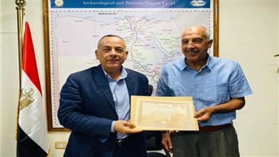 بعد إبلاغه عن لوحة أثرية.. الأعلي للأثار يكافىء المواطن يحيي طه