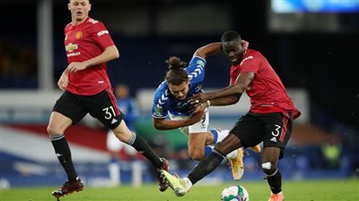 مانشستر يونايتد يتعادل إيجابيًا أمام إيفرتون في الدوري الإنجليزي