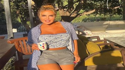 هوت شورت.. رولا سعد تودع الصيف بإطلالة جذابة (صورة)