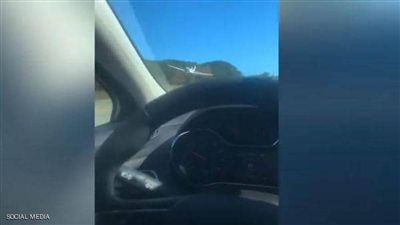 بالفيديو: خلل فني يجبر طائرة على الهبوط وسط طريق سريع مزدحم