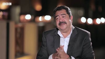 طارق عبد العزيز مذيع مشهور في مسلسل آخر دور مع دينا الشربيني