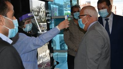 محافظ بورسعيد ونائب وزير المالية يشيدان بسير العمل داخل مبني هيئات التأمين الصحي الشامل