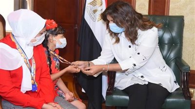 وزيرة الهجرة تهدي وفد 