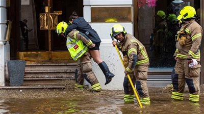 مياه الفيضانات تغرق شوارع لندن وتتسبب فى فوضى بحركة المواطنين والمرور