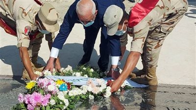 محافظ بورسعيد يضع اكليل من الزهور علي النصب التذكاري للشهداء ببورسعيد