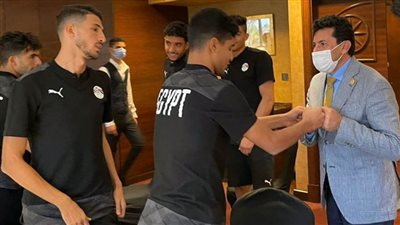 صور| وزير الرياضة يجتمع بـ لاعبي المنتخب الوطني قبل مباراة ليبيا