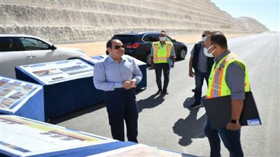 السيسي يتفقد العمل بامتداد طريقي وصلة أم القمر وخدمة المحاجر