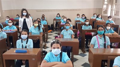 بالصور..المدارس ترفع شعار 