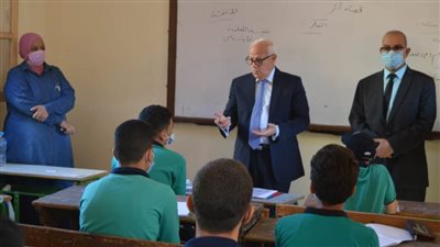 محافظ بورسعيد يوجه الطلاب بالاعتماد علي النفس والابتعاد عن الدروس الخصوصية خلال تفقده عددا من المدارس صباح اليوم