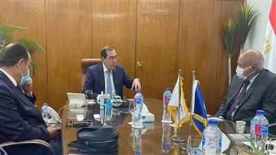 وزير البترول يبحث مع رئيس 