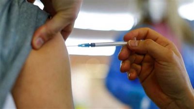 قرار عاجل من الحكومة بشان تلقي الموظفين بالقطاع العام لقاح كورونا