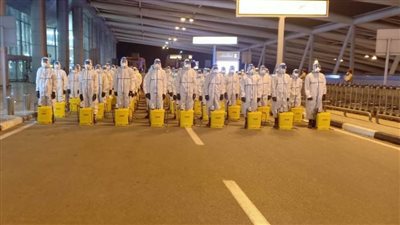 شاهد بالصور..كيف تتم عمليات تعقيم الطائرات والمطارات المصرية