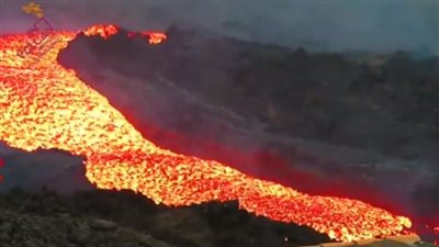 شاهد لقطات جديدة لأنهار الحمم البركانية تجرى وسط المنازل فى جزيرة لابالما